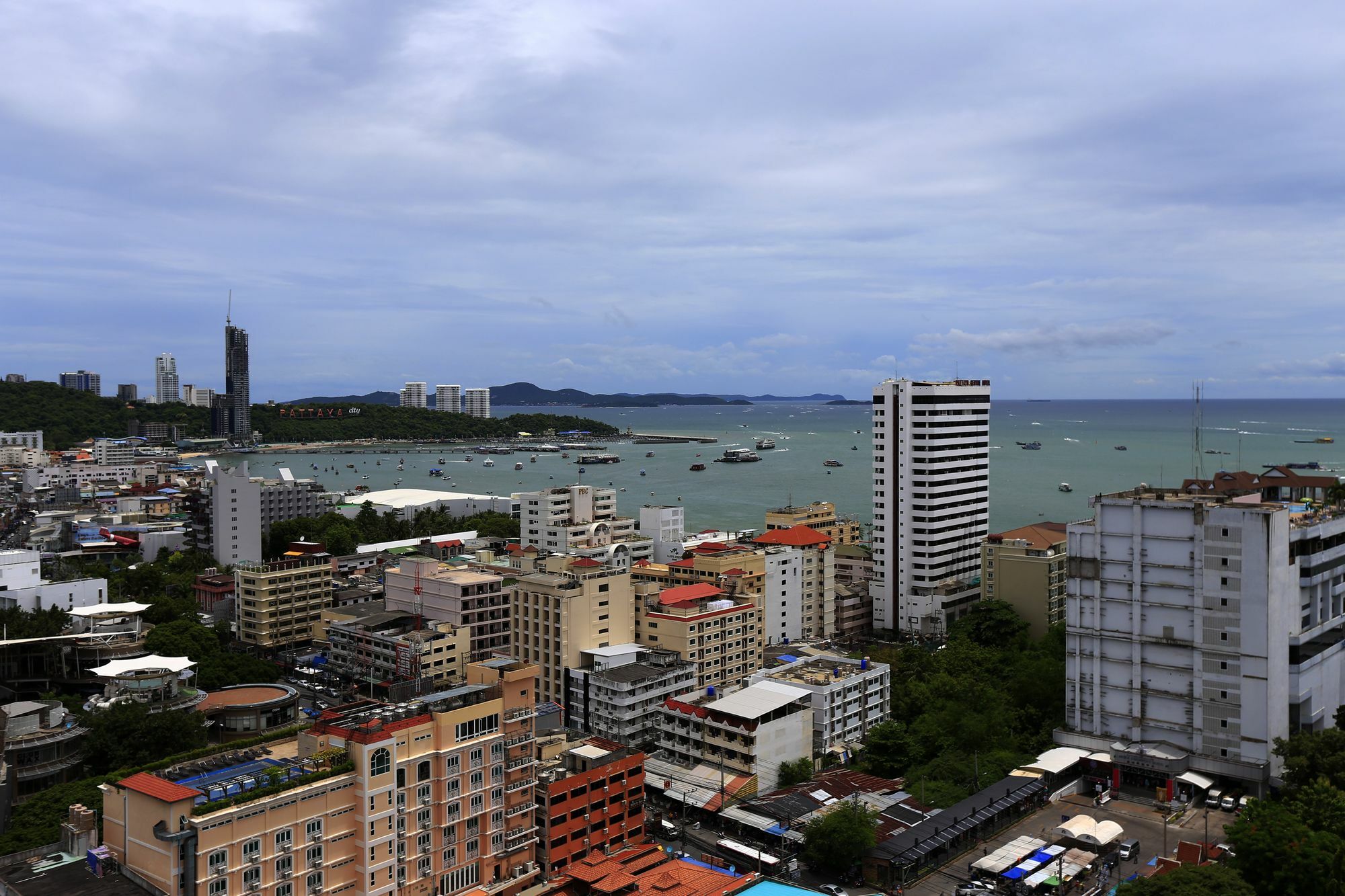 The Base Apartment Pattaya Exterior photo